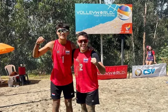 Dúo de vóley playa con camiseta roja y escudo de Paraguay