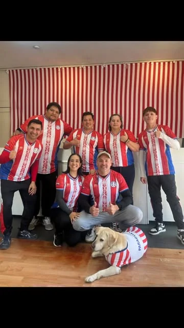 Grupo con camisetas a rayas personalizadas a juego